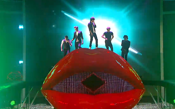 one direction performs x factor live "kiss you"
