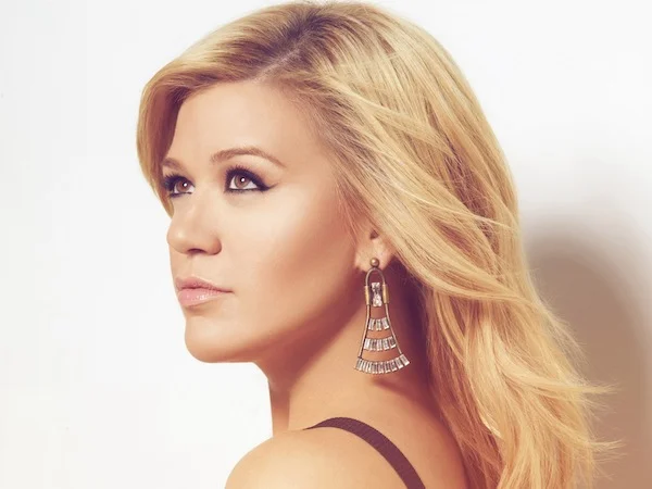 Kelly Clarkson Letter to Fans Clive Davis