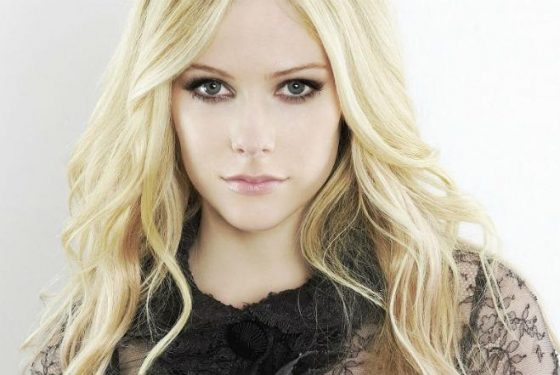 Avril Lavigne - 'Here's To Never Growing Up' Music Video Premiere!