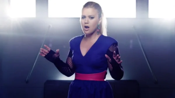 Kelly Clarkson – ‘People Like Us’ Music Video Premiere!
