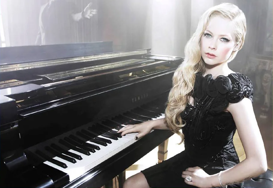 Avril-Lavigne-Let-Me-Go-2013