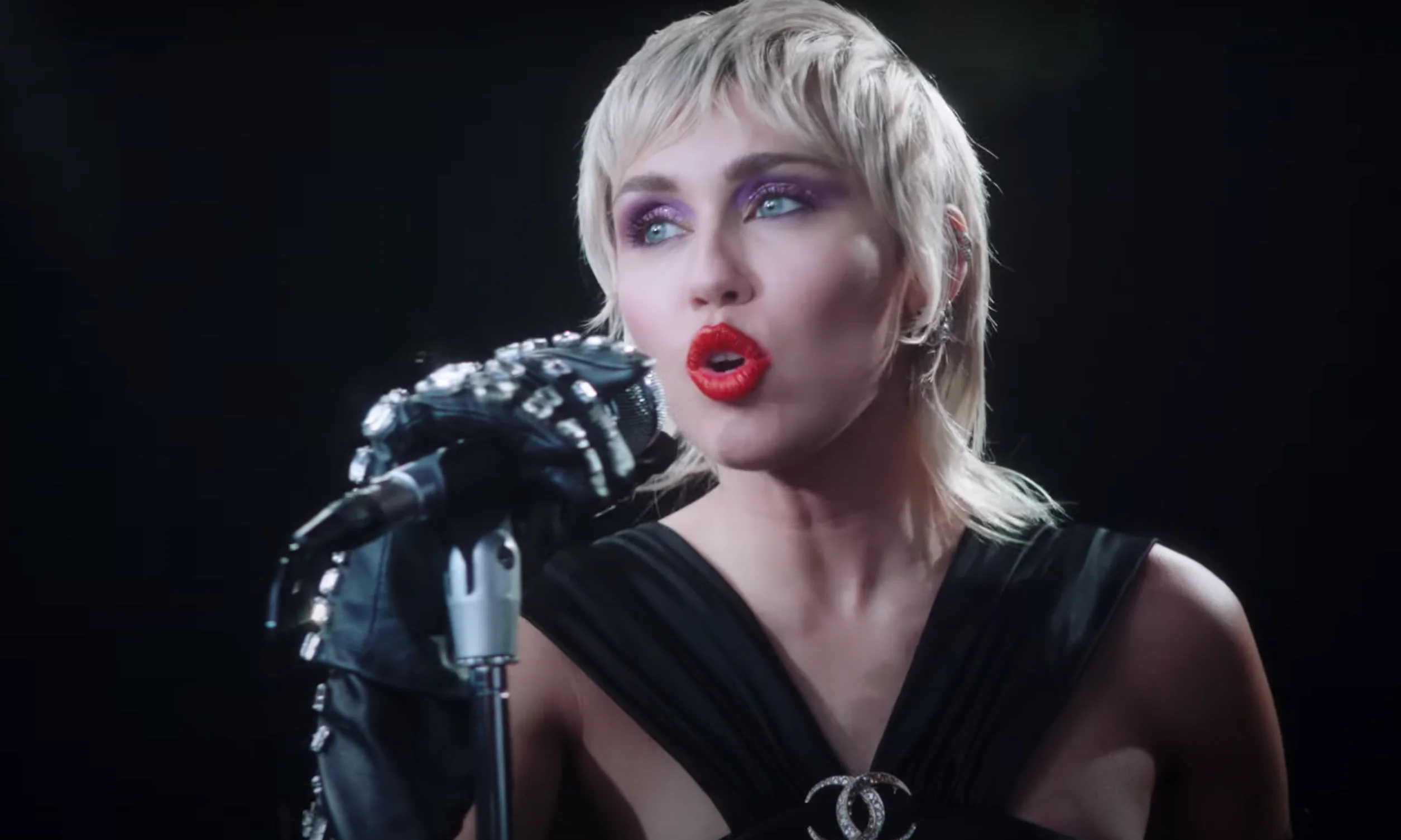 miley cyrus midnight sky music video still